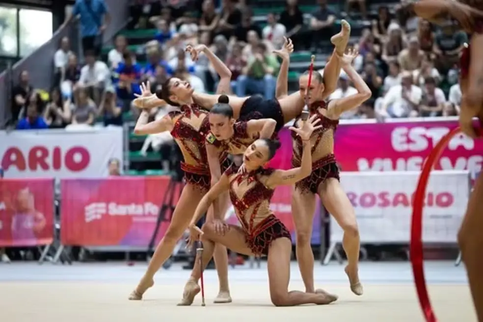 O conjunto brasileiro de ginástica rítmica conquistou o ouro nos Jogos Sul-Americanos de Santa Fé 2026, somando 57.000 …