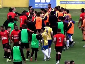 Clássico no Rio Grande do Sul foi suspenso após rojões no campo e pancadaria de seis minutos. É preocupante ver a violê…