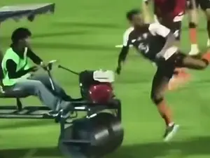 Tailândia viu um ex-jogador da Premier League ser atropelado por um carro da grama durante um jogo. É assustador ver ta…