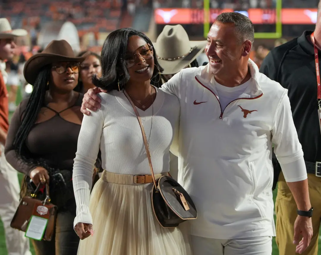 Loreal Sarkisian apareceu com um look todo preto de Louis Vuitton no jogo do Texas contra a UTSA. A gente já viu ela fa…