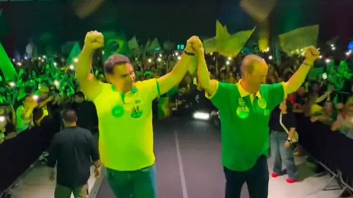 Flávio Bolsonaro criticou Alexandre de Moraes durante comício em Joinville, SC, dizendo que ele tem que sair do STF. A …