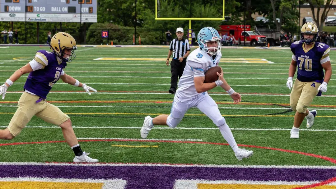 Columbia venceu o Amsterdam por 42 a 8, com 4 touchdowns e 301 jardas aéreas do quarterback Tyler Connolly. A defesa de…