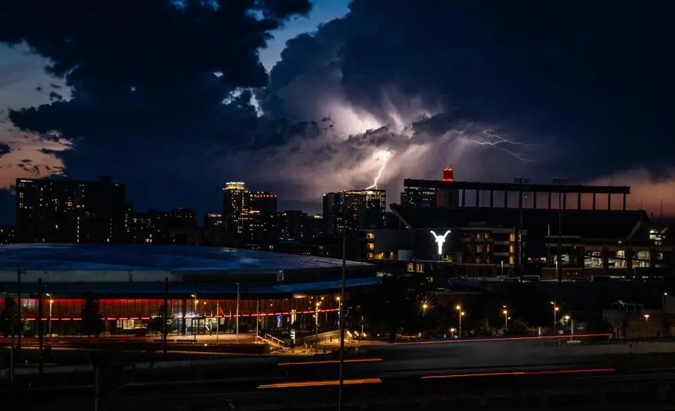Lightning delays nos jogos de futebol americano expuseram uma visão perigosa. Muitos torcedores reclamaram dos atrasos …