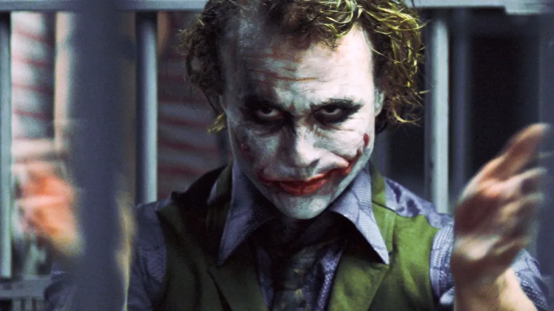 The Dark Knight, lançado em 2008, definiu o padrão para filmes de super herói com escrita impressionante. A forma como …