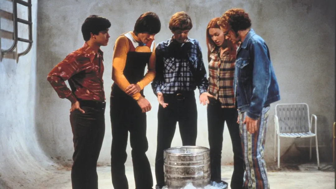 Cast de That 70s Show tinha idades diferentes quando estreou em 1998. Acompanhar a trajetória desses atores mostra como…