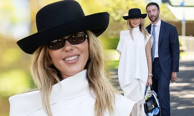Pip Edwards e Nicholas Nogarotto arrasaram no Surf to Turf Day em Sydney com um visual elegante monocromático. Achei qu…