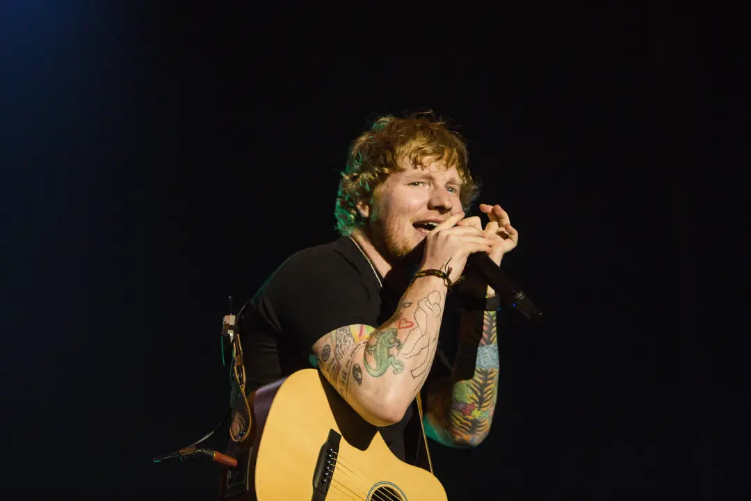 Ed Sheeran disse que está cometendo erros e pediu desculpas durante show na Filadélfia após a saída de Macklemore da tu…