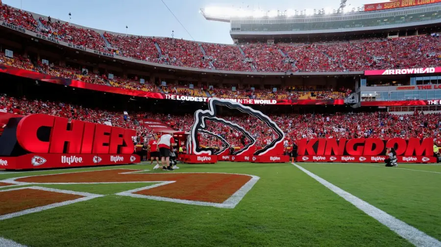 Arrowhead, Kansas City, tem cronograma definido pra Chiefs vs Colts domingo, com portões abrindo às 5:30 da tarde. A or…