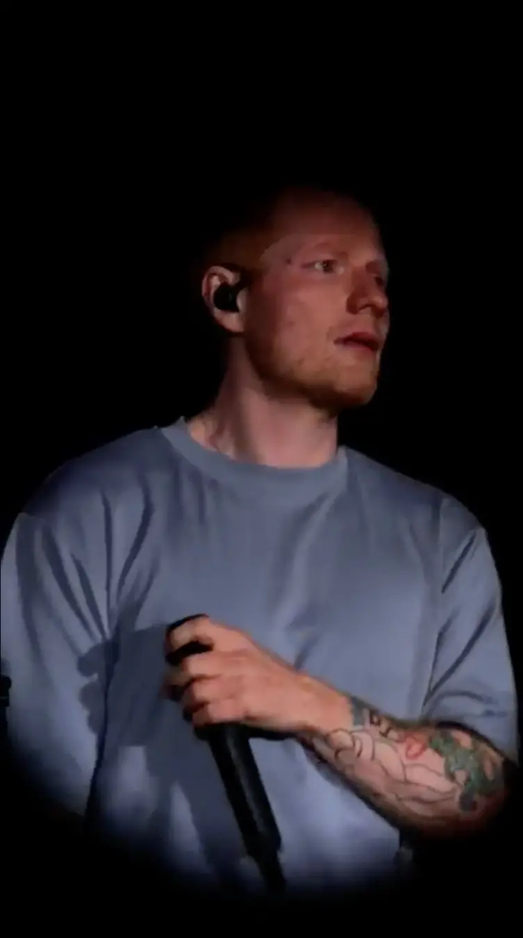 Ed Sheeran chorou no palco ao voltar a tocar no primeiro show depois da polêmica com Macklemore. Os artistas de abertur…