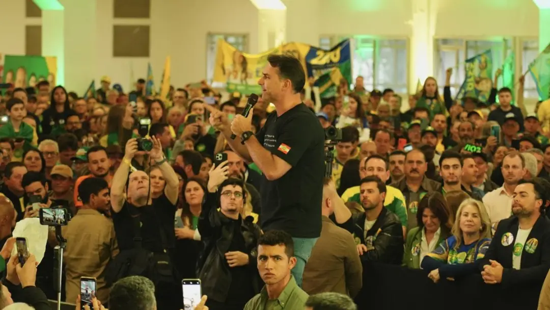 Flávio Bolsonaro disse em Chapecó que Lula quer um regime comunista no país. Ver o debate político assim, reduzido a es…
