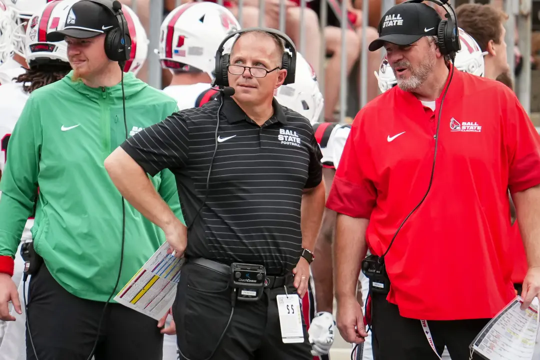 Liberty vence o Ball State por 51 a 15 no jogo de fora. O time Cardinals não conseguiu avançar a bola e com 11 faltas s…
