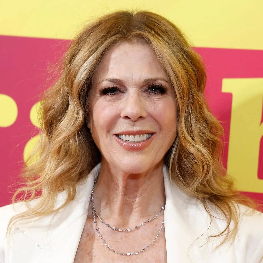 Rita Wilson, 69 anos, mostrou uma tatuagem elaborada nas costas em uma foto sem camisa. Achei a atitude dela de ser aut…