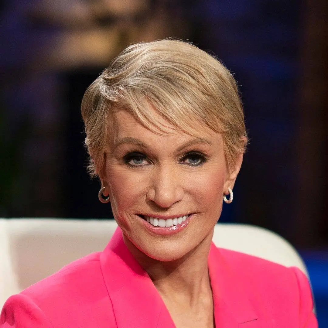 Barbara Corcoran, aos 77 anos, relaxou na varanda em Fire Island, Nova York, mostrando pernas longas em shorts curtos. …