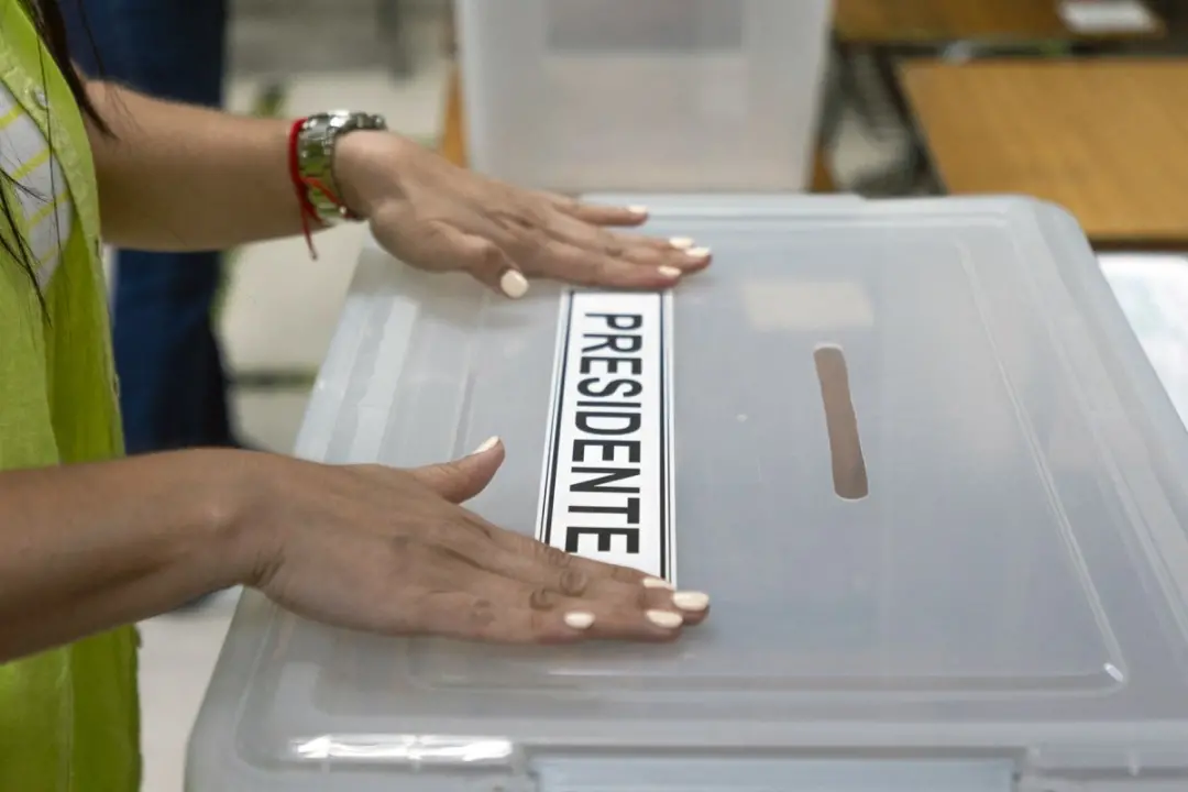 Um país em que eleições aconteciam na data marcada e a Constituição era citada em todos os discursos oficiais. Visto de…