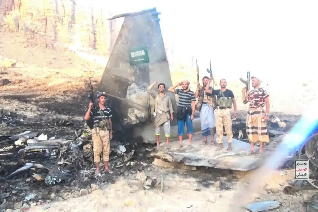Restos de um caça F-15 da Arábia Saudita aparecem junto a combatentes Houthis no Iêmen. Isso mostra a capacidade milita…