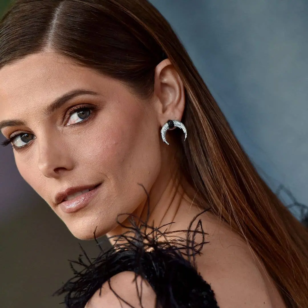Ashley Greene compartilhou fotos de verão com amigos em um lago com biquíni azul marinho. Esse tipo de exposição reflet…