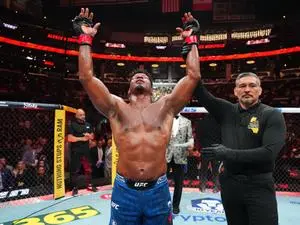 Americano exibiu lesão chocante depois da vitória heroica no UFC 331. A resiliencia desse esporte mostra que o corpo te…