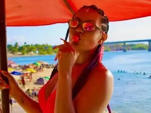 Nick Sol, cantora de funk, faleceu aos 38 anos por complicações de doença pulmonar. É um momento de reflexão sobre a fr…