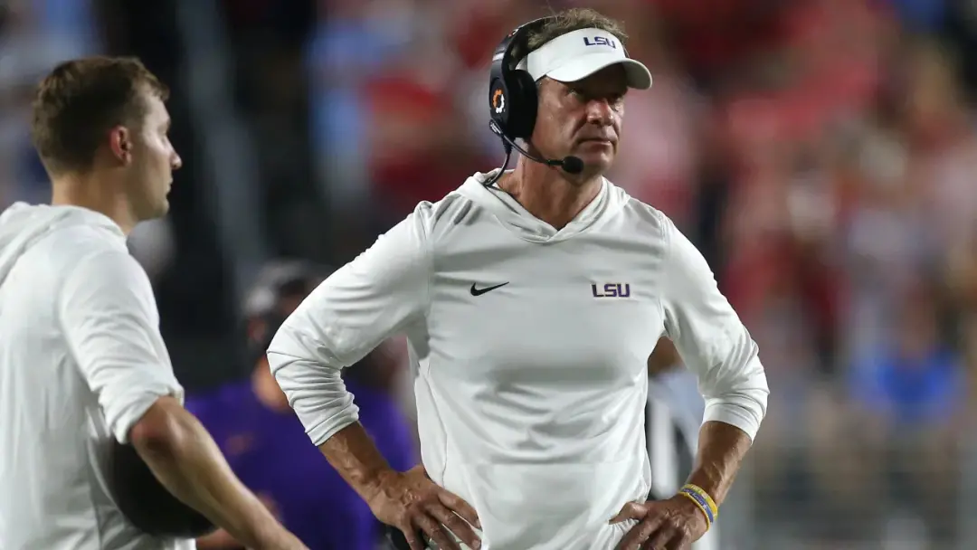 Lane Kiffin tem um histórico de resultados difíceis quando comanda times do top 10 contra adversários ranqueados. Sua t…