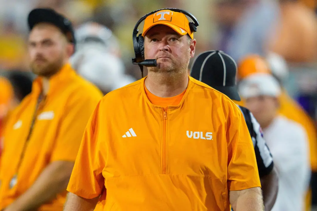 Tennessee venceu Kennesaw State por 42 a 9 em Neyland Stadium. A defesa dos Vols segurou bem, forçando três punts e aum…