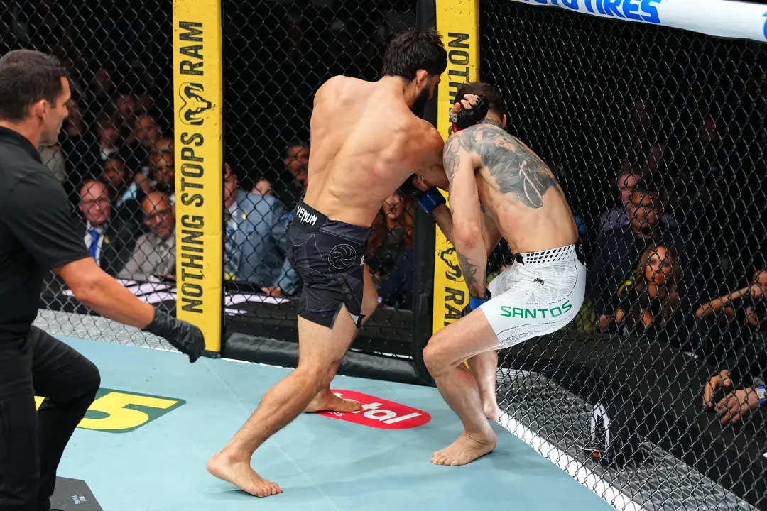 Arman Tsarukyan finalizou Mauricio Ruffy no primeiro round do UFC 331 com dois cotoveladas. Essa exibição mostra como a…