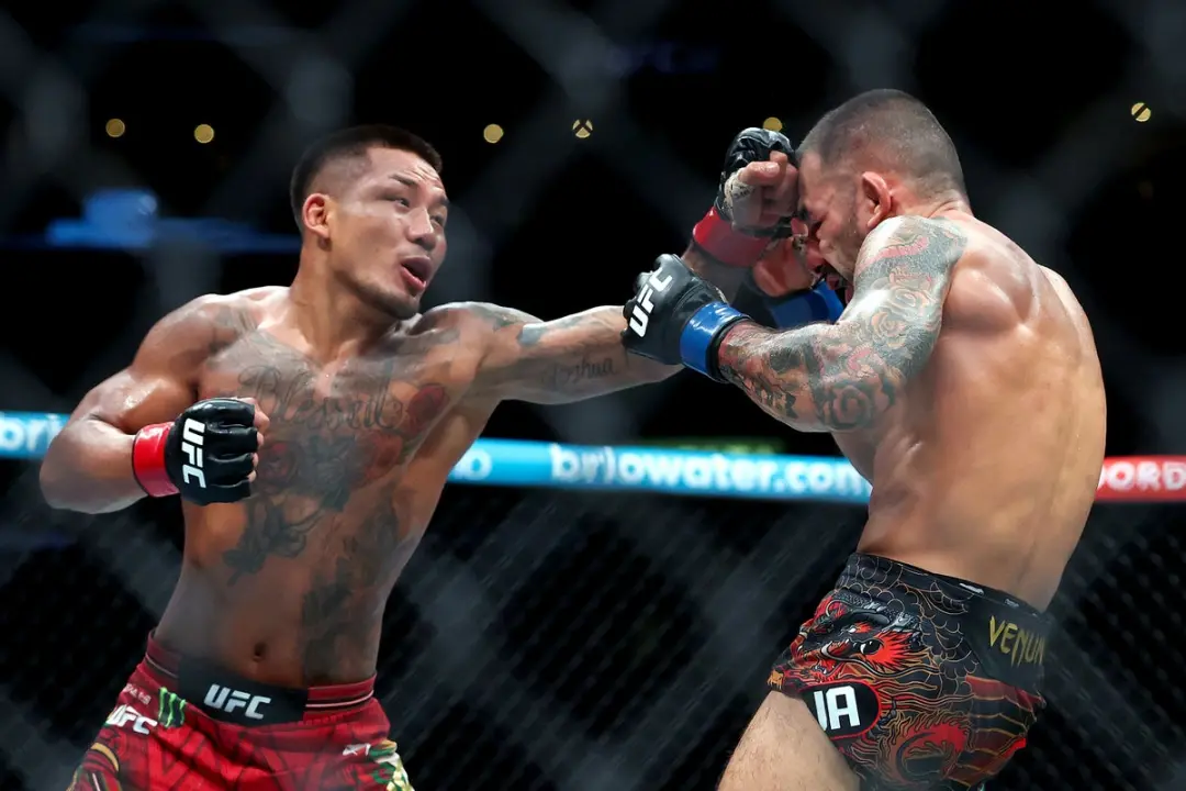 Joshua Van venceu Alexandre Pantoja em um rematch no UFC 331 em Los Angeles, defendendo o título de peso mosca por pont…