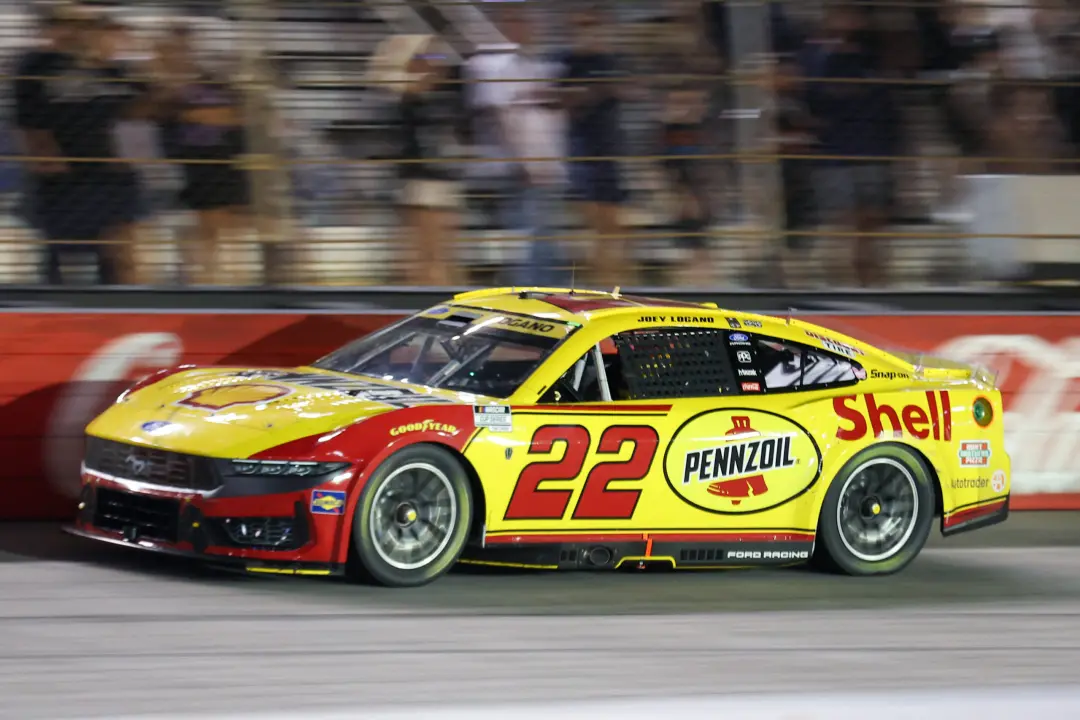 Bristol Motor Speedway viu Joey Logano ganhar a corrida noturna, o Bass Pro Shops Night Race, com sua terceira vitória …