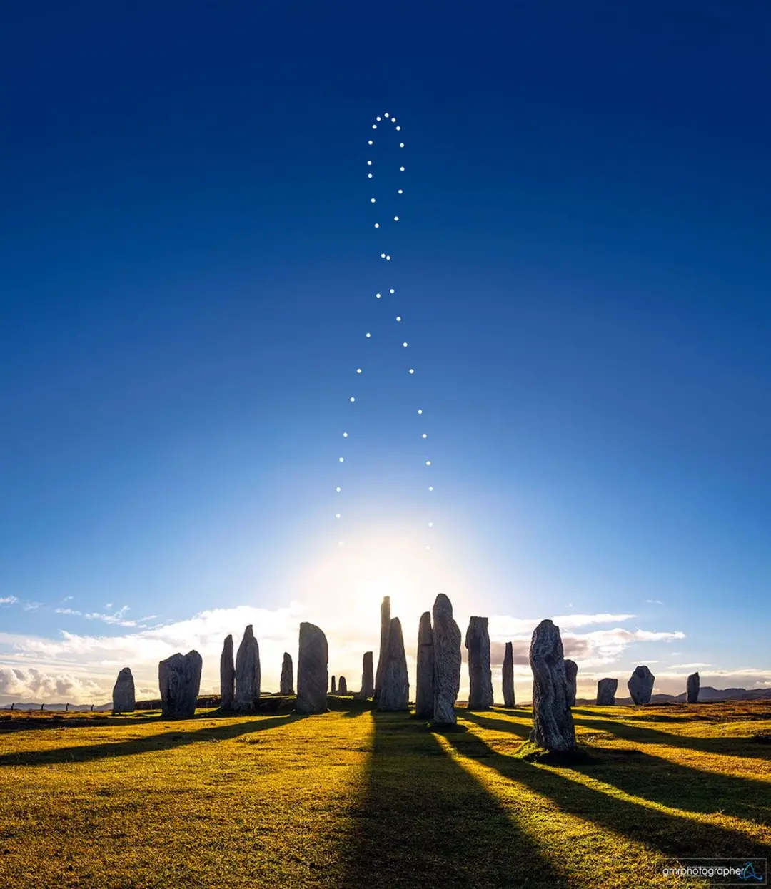 Analemma sobre as Pedras de Callanish na Escócia, em 20 de setembro de 2026. Esse desenho de oito é resultado do eixo i…