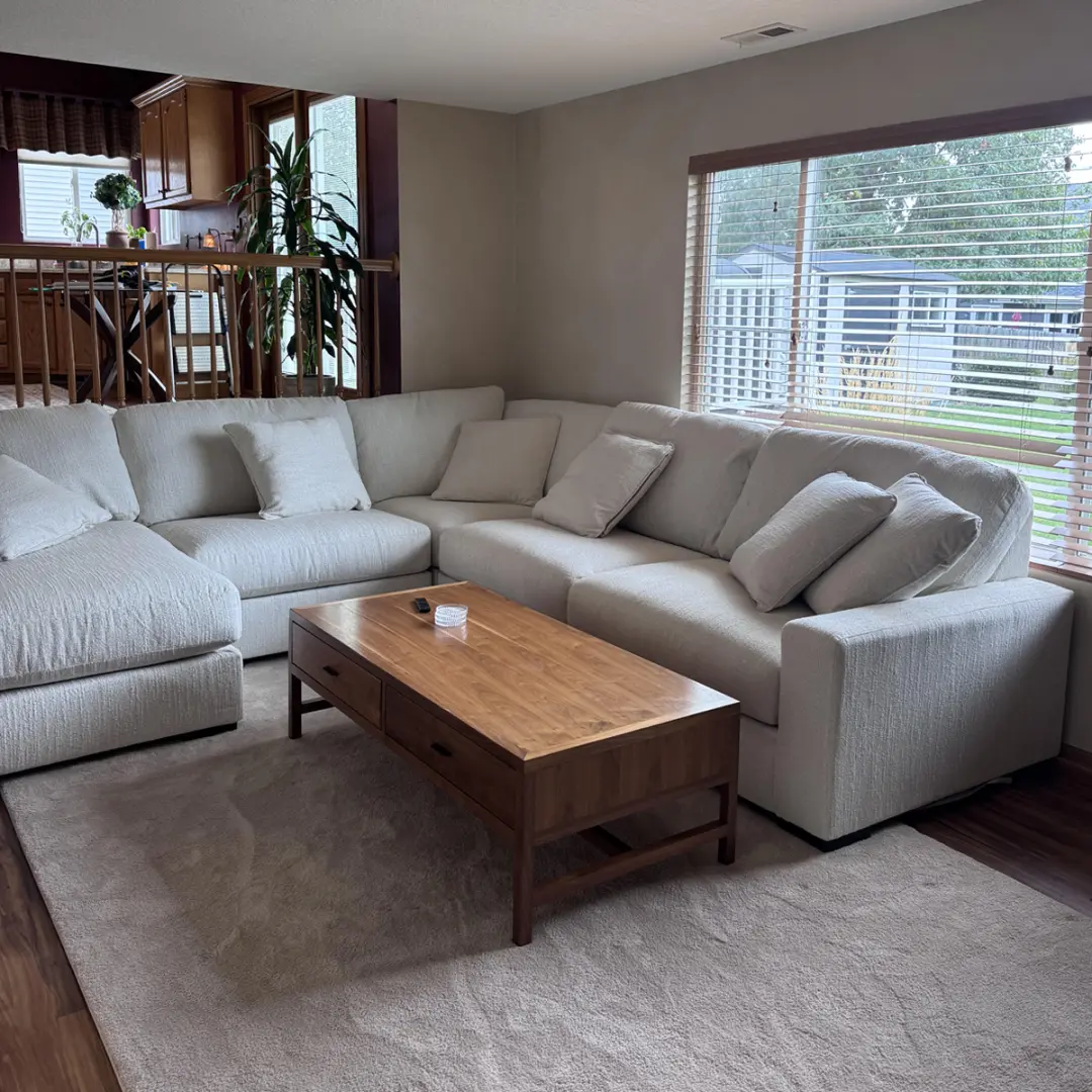Ashley Luxe Calden Bouclé 5-Piece Modular Sectional com Chaise, por 4299 dólares, chegou na nossa casa. O sofá creme de…