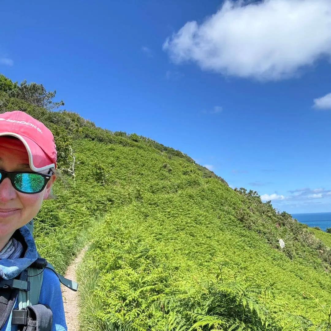 Jersey é um ótimo lugar pra mulher viajar sozinha pela primeira vez, permitindo nadar, pedalar e ficar em hotéis luxuos…