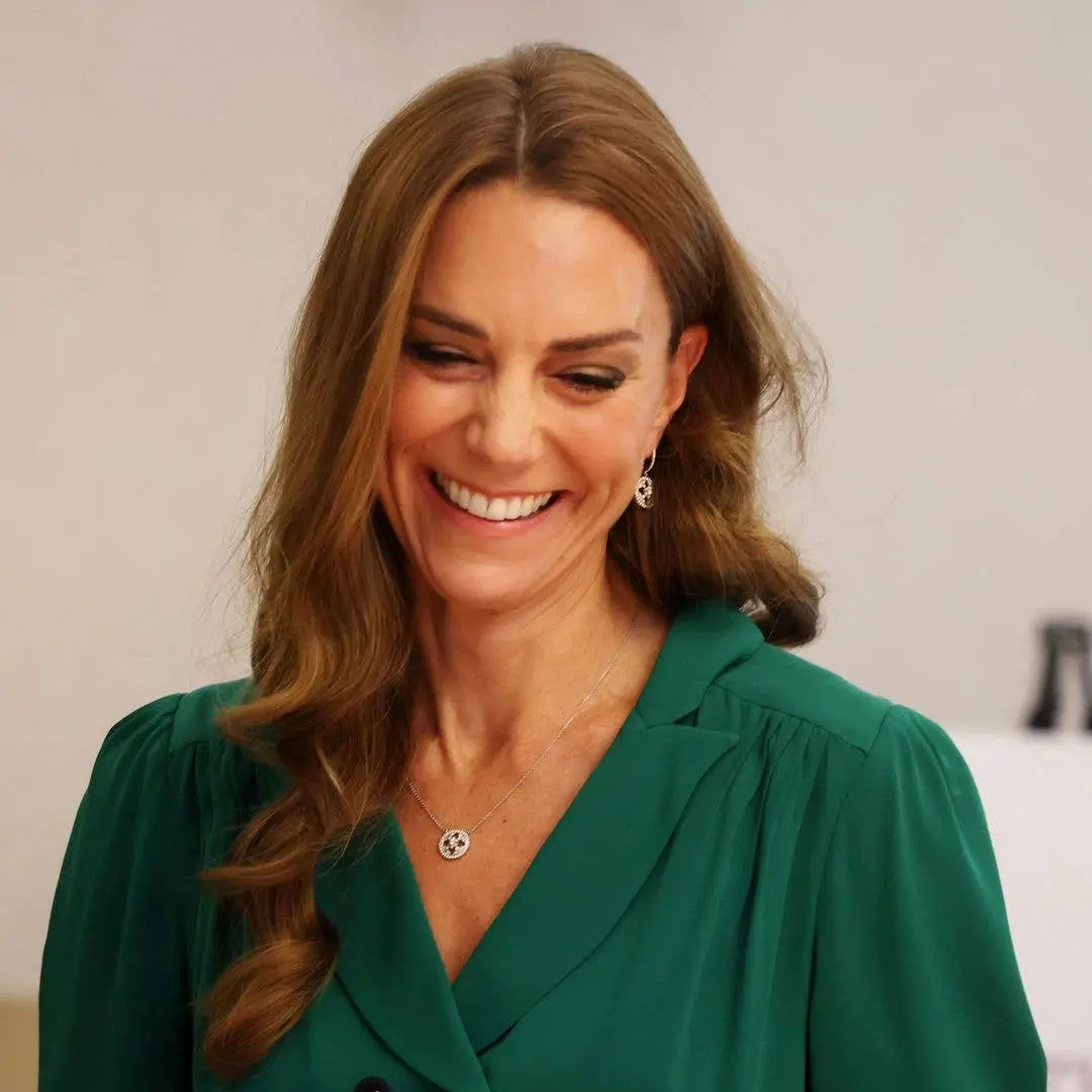 Kate Middleton exibiu um cabelo suave e sem emendas na visita à Ilha de Bute na Escócia. Acho importante ver como as fi…