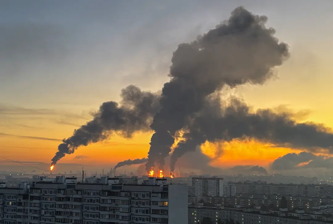 Moscou, na Rússia, viu duas pessoas mortas e seis feridas por um ataque de drones em uma refinaria de petróleo. Isso ac…