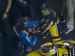 Pilotos da Nascar trocam socos depois da corrida em Bristol, nos Estados Unidos. Essa cena de violência no esporte most…