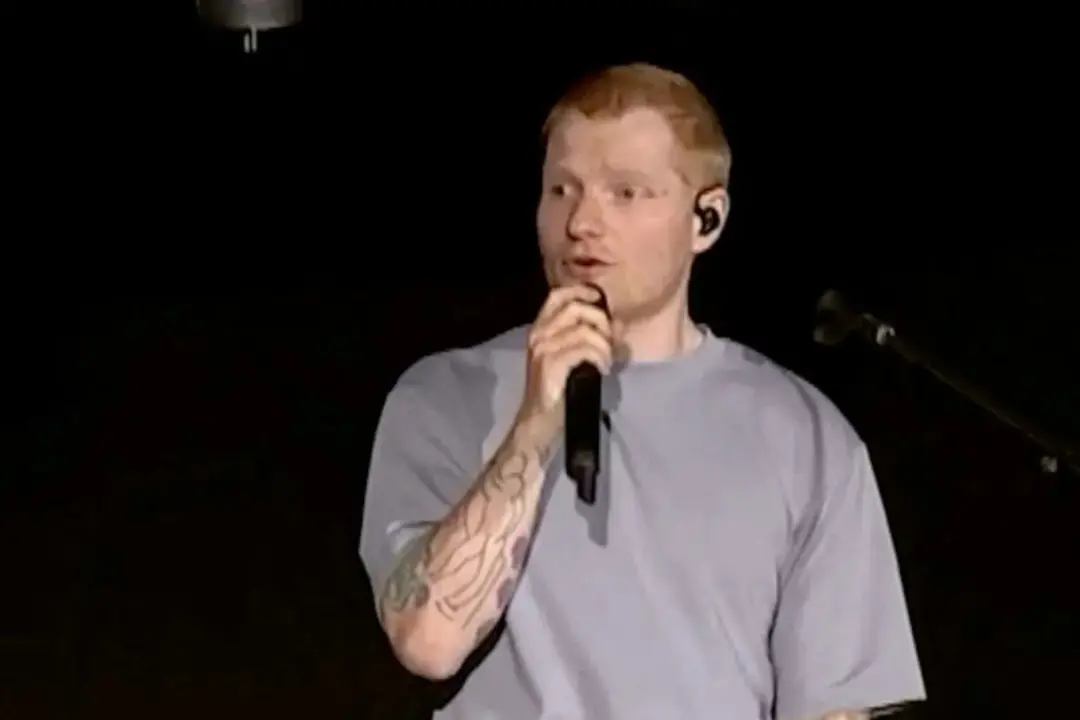 Ed Sheeran chorou no palco em Filadélfia, pedindo desculpas por causa de um tema sobre Palestina, após protestos aconte…