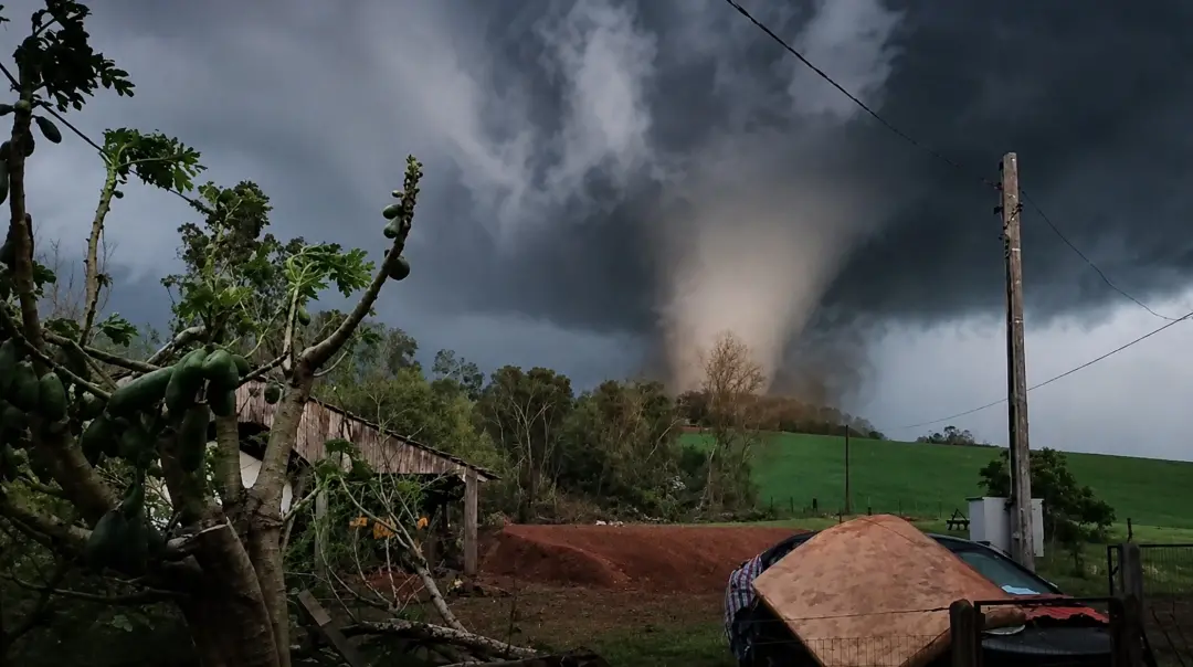 O Brasil registrou 86 tornados de janeiro a agosto, número alto, mas sem alertas específicos da Defesa Civil. O Centro-…