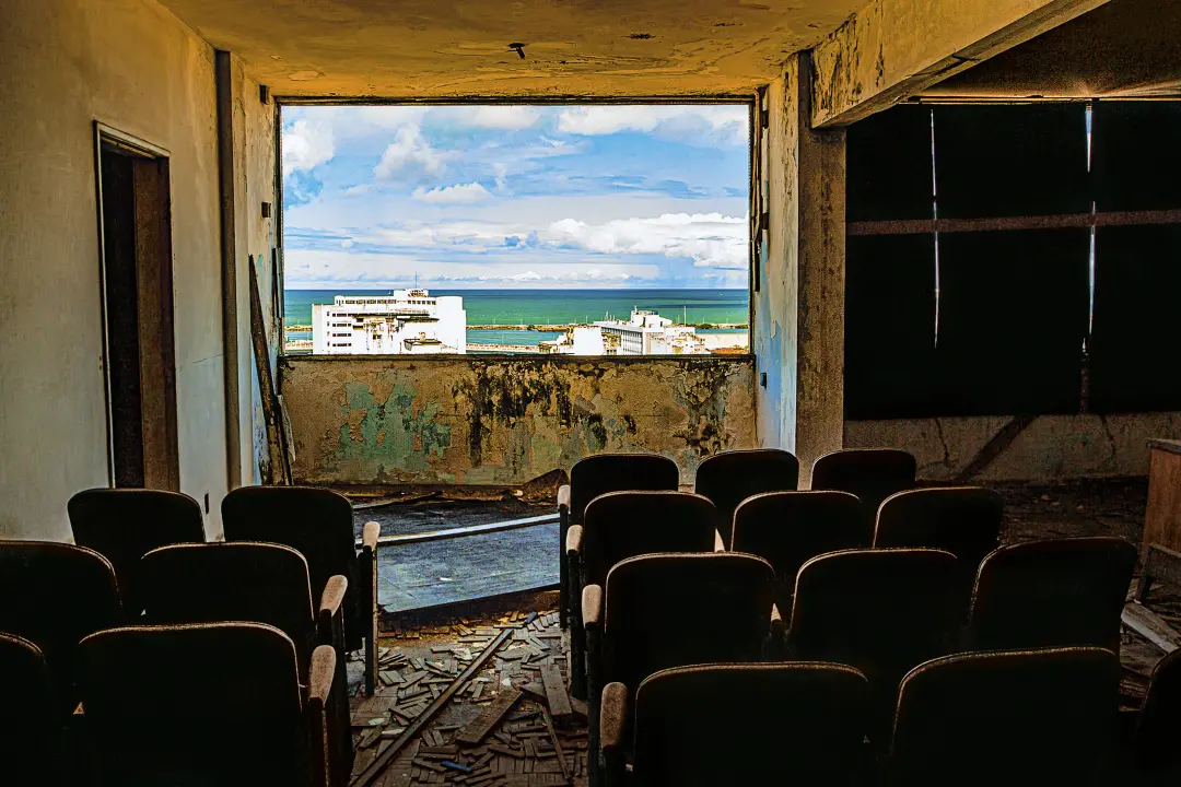 Sergio Poroger registrou em livro com 82 fotos as fachadas e interiores de cinemas em vários países. A arquitetura dess…