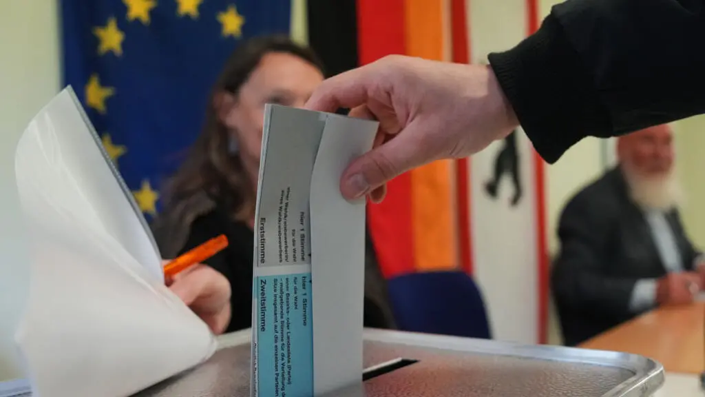 Eleicoes alemãs trouxeram votos que ameaçam um novo revés para Merz. A gente observa a influência do voto nas decisões …