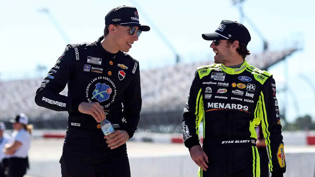 Ryan Blaney e Carson Hocevar trocaram ofensas físicas na pista em Bristol na sexta-feira. O contato aconteceu com 43 vo…
