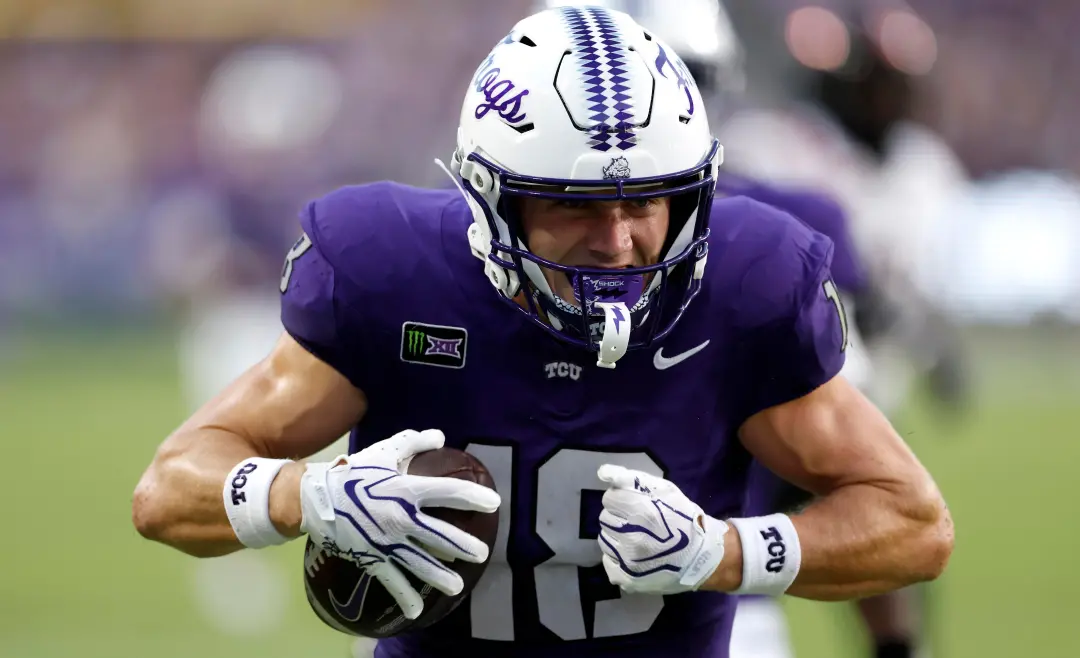 Ed Small foi o alvo principal do TCU, fazendo sete recepcoes e 164 jardas contra Arkansas State. Essa troca mostra como…