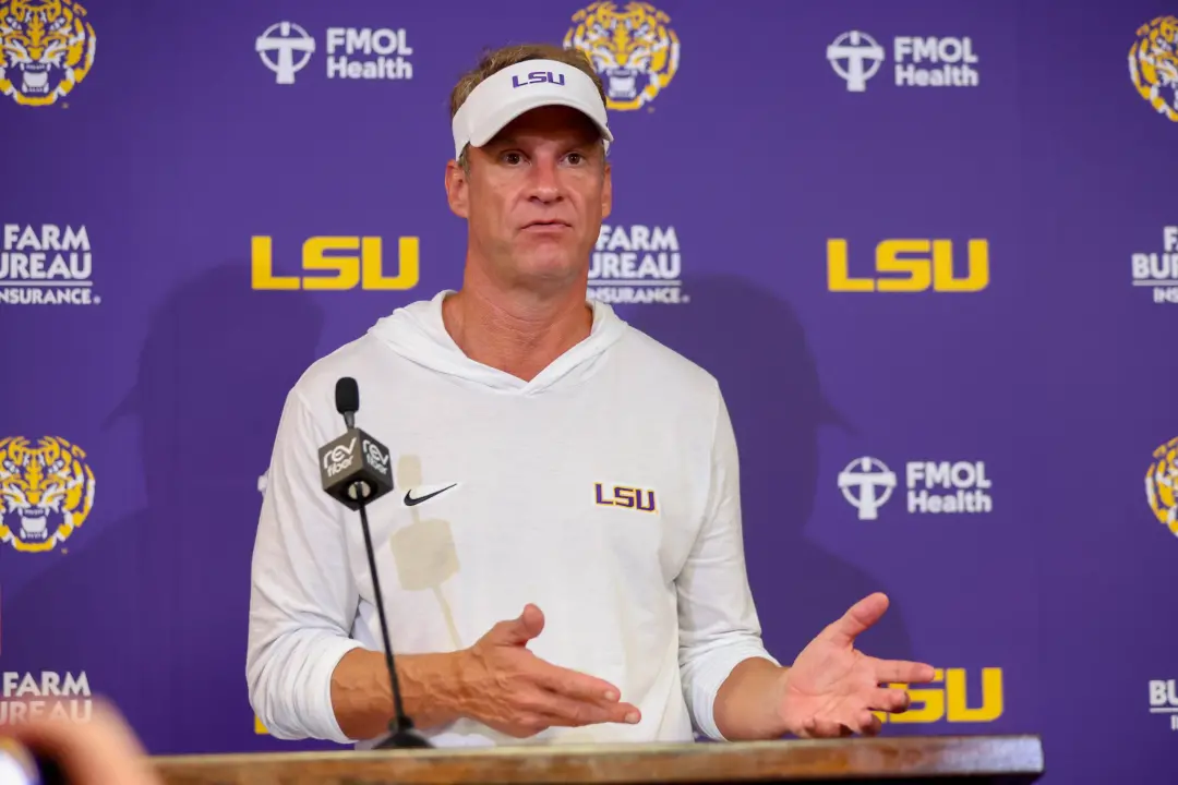 Lane Kiffin sofreu sua primeira derrota fora de casa na temporada, perdendo por 32 a 24 para Ole Miss em Oxford. O jogo…