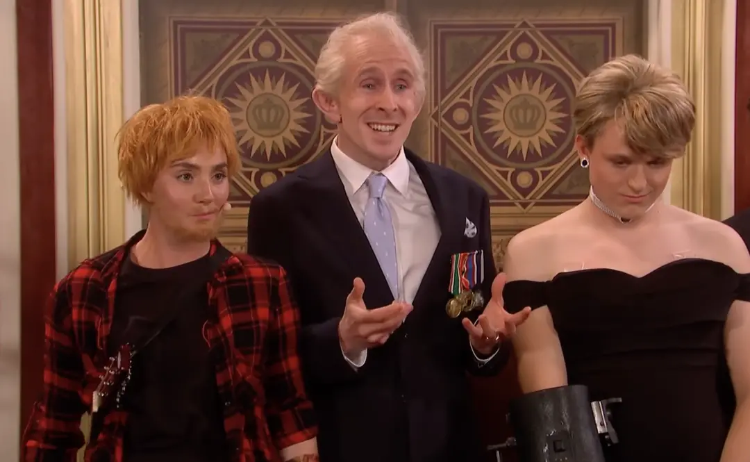 Princess Diana retornou ao SNL UK como um Android neurocinético inteligente, fazendo uma sátira no cold open contra Rei…