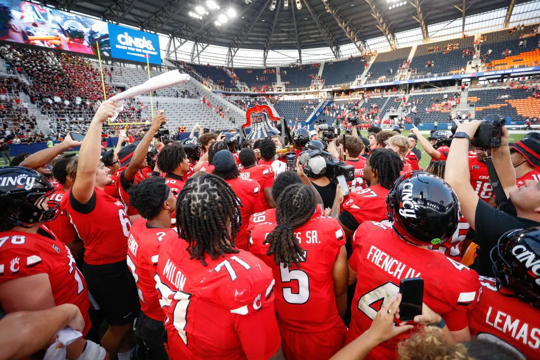 Cincinnati vence Miami por 35 a 31 numa virada dramática no jogo final pela Taça de Vitória. Essa rivalidade de quase c…