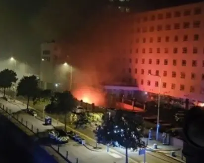 Incêndio no Grand Burstin Hotel, em Folkestone, na Inglaterra, levou à evacuação de 280 pessoas e a polícia investiga s…