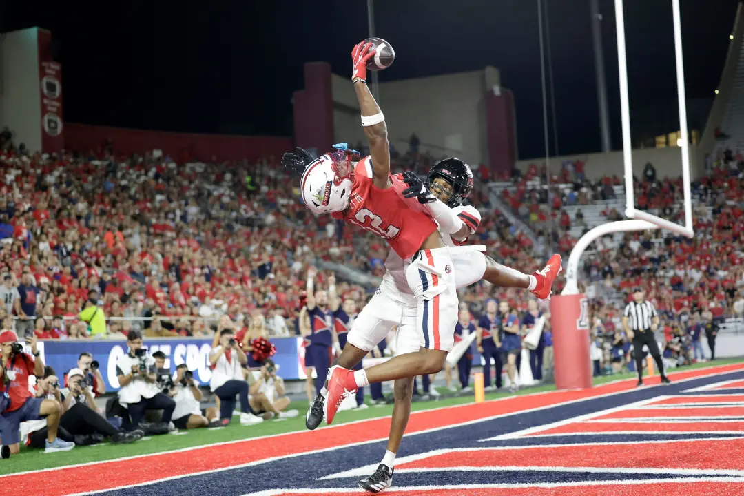Arizona vence o NIU por 42 a 17, e Noah Fifita quebrou o recorde de jardas de passe da carreira do Arizona. Acho import…