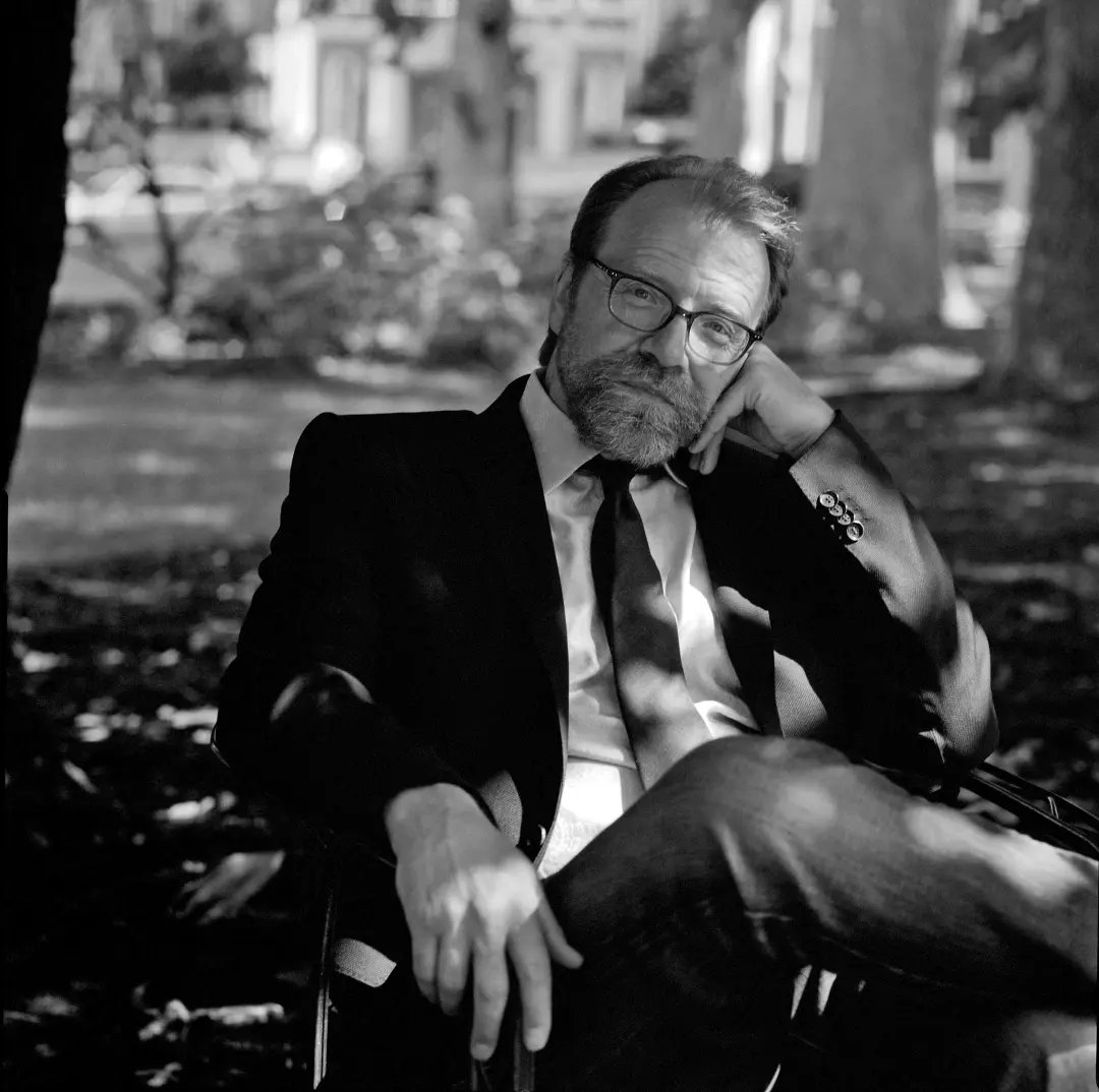 George Saunders, escritor americano, lançou Vigília, um romance que une vivos e mortos nas horas finais de um CEO de pe…
