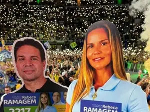 Mulher de Ramagem usa candidata de papelão na campanha nas ruas do Rio de Janeiro. A representação simbólica da fragili…