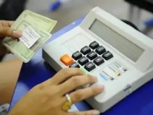 Não votar e não justificar traz consequências previstas. Ponderar sobre a importância desse ato cívico parece fundament…