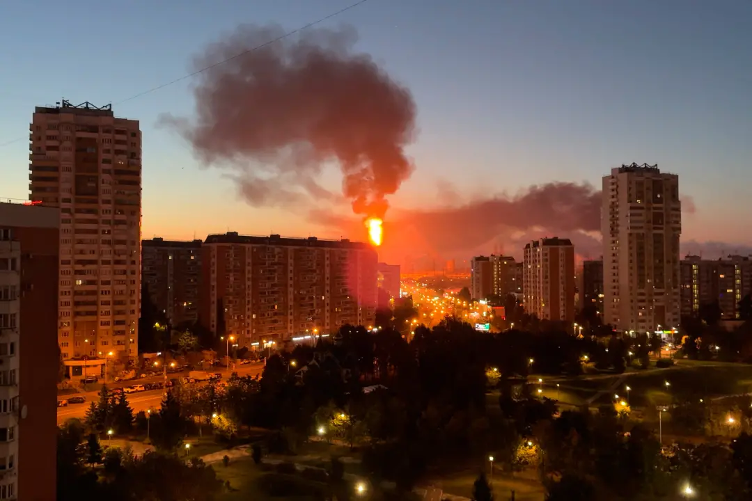 Dois mortos e dezenas de feridos em Moscou com ataques de drones ucranianos, inclusive a refinaria de Kapotnia pegou fo…