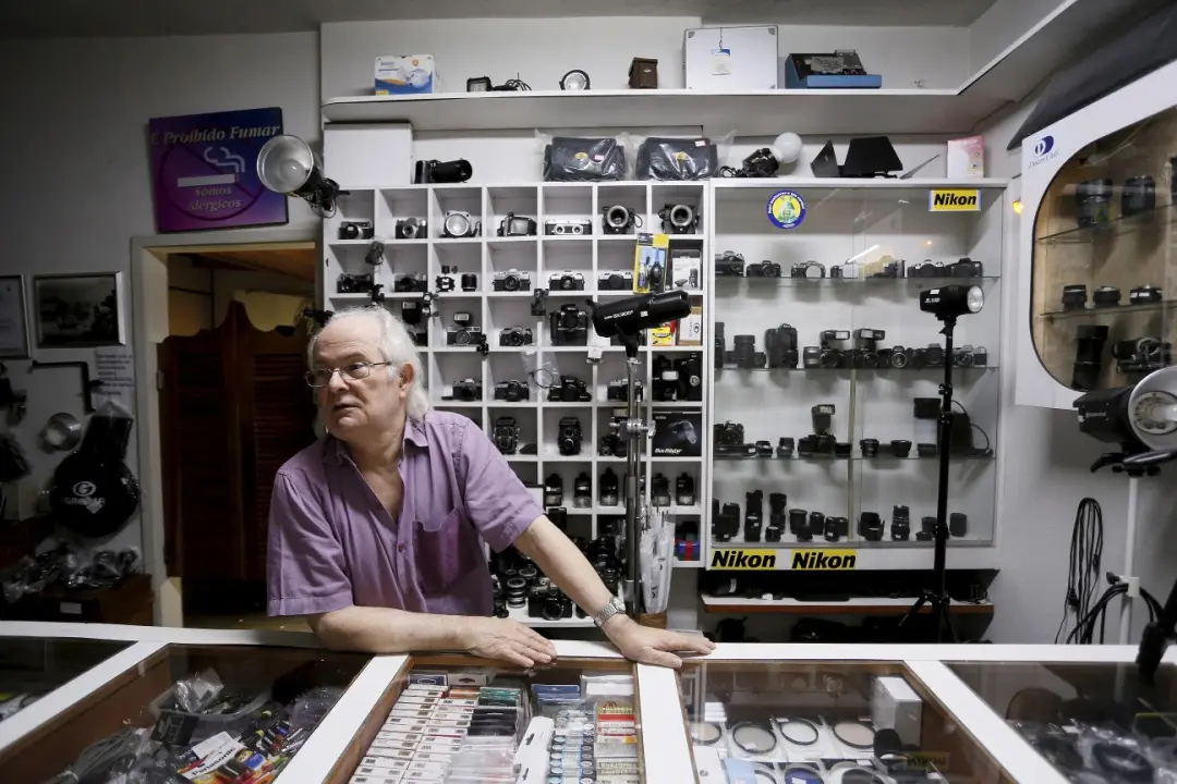 Rua República do Líbano 44, no Rio, tem uma loja ressuscitando aparelhos antigos como vitrolas e videocassetes. É bom v…