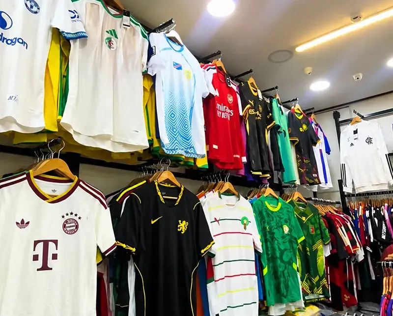 Camisas tailandesas, réplicas, estão bombando nas ruas, vendendo por preço muito abaixo do oficial. O mercado cresce po…
